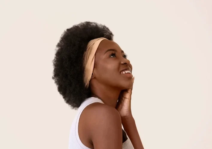 vue de côté-smiley-femme-avec-cheveux-afro-posant